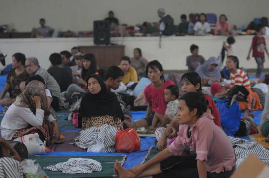 Kondisi warga korban banjir Bidara Cina mengungsi di GOR Otista