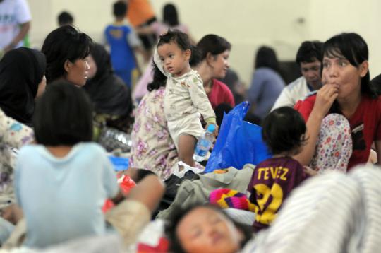 Kondisi warga korban banjir Bidara Cina mengungsi di GOR Otista