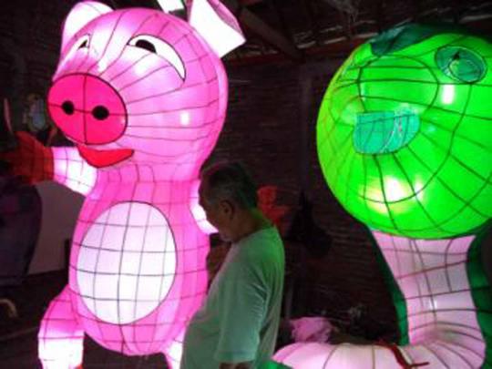 Jelang perayaan Imlek, warga Solo siapkan 15 lampion raksasa