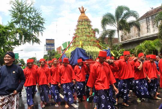 Aksi berebut gunungan warnai perayaan Maulid Nabi di Yogyakarta