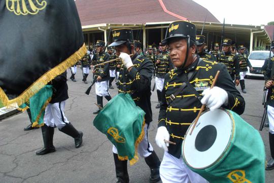 Aksi berebut gunungan warnai perayaan Maulid Nabi di Yogyakarta