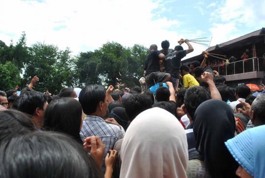 Aksi berebut gunungan warnai perayaan Maulid Nabi di Yogyakarta