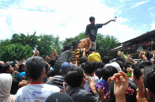 Aksi berebut gunungan warnai perayaan Maulid Nabi di Yogyakarta