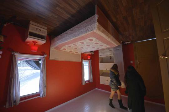 Ini rumah terbalik yang memukau pengunjung