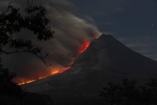 Letusan dahsyat Sinabung disertai muntahan abu dan lahar panas