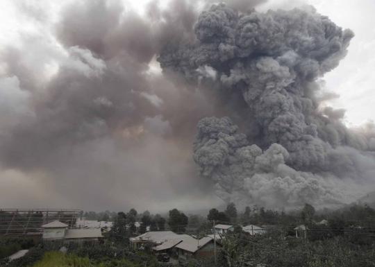 Letusan dahsyat Sinabung disertai muntahan abu dan lahar panas