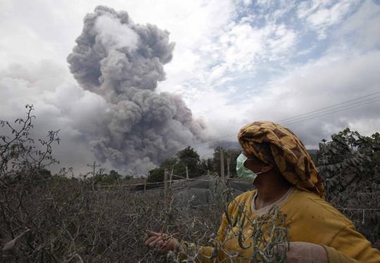 Letusan dahsyat Sinabung disertai muntahan abu dan lahar panas