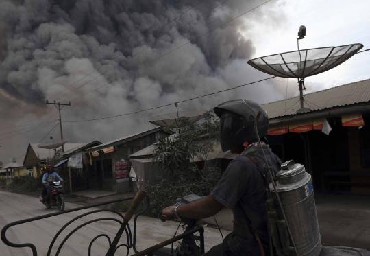 Letusan dahsyat Sinabung disertai muntahan abu dan lahar panas