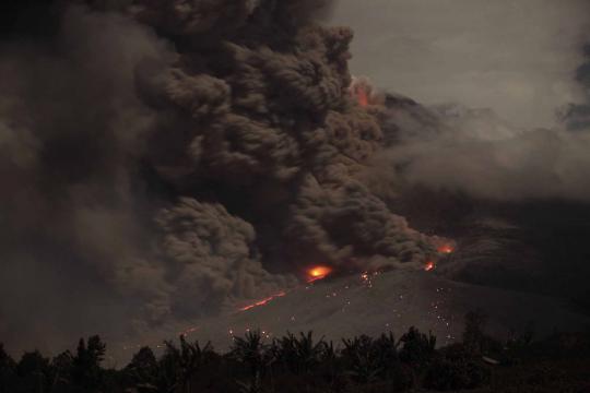 Letusan dahsyat Sinabung disertai muntahan abu dan lahar panas