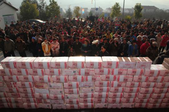 Warga China antre pembagian uang Rp 26 miliar