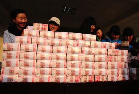 Warga China antre pembagian uang Rp 26 miliar