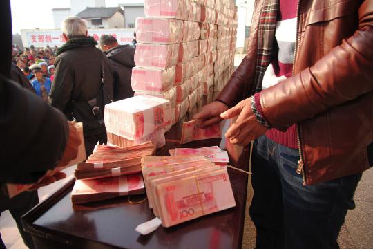 Warga China antre pembagian uang Rp 26 miliar