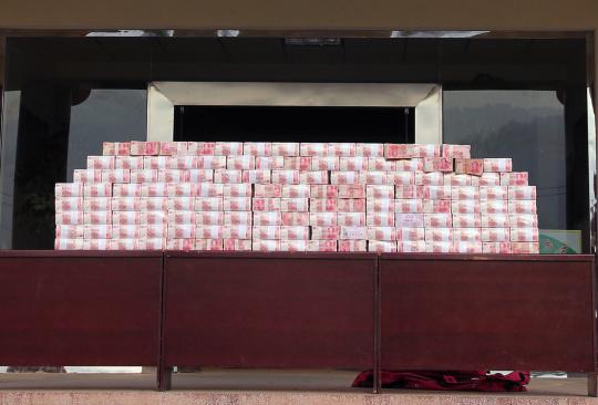 Warga China antre pembagian uang Rp 26 miliar