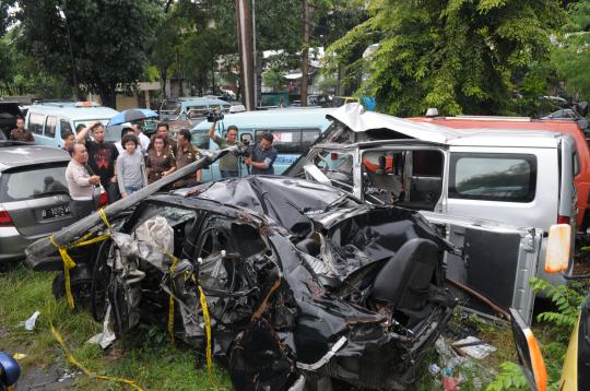 AQJ alias Dul tengok barang bukti Lancer maut yang dikendarainya