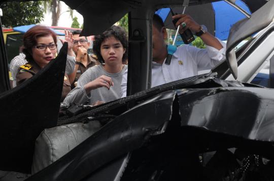 AQJ alias Dul tengok barang bukti Lancer maut yang dikendarainya