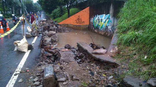 Ini jembatan di Jalan Tb Simatupang yang ambles