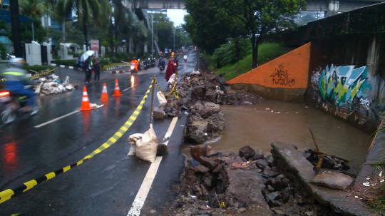 Ini jembatan di Jalan Tb Simatupang yang ambles