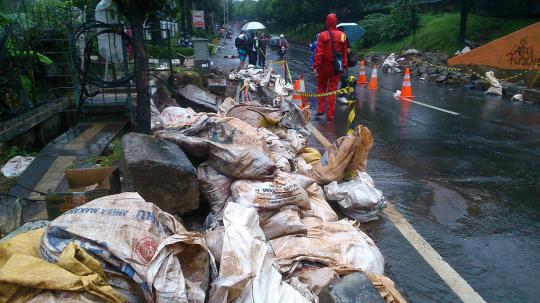 Ini jembatan di Jalan Tb Simatupang yang ambles