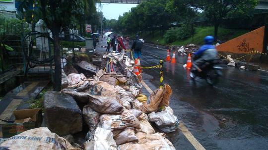 Ini jembatan di Jalan Tb Simatupang yang ambles