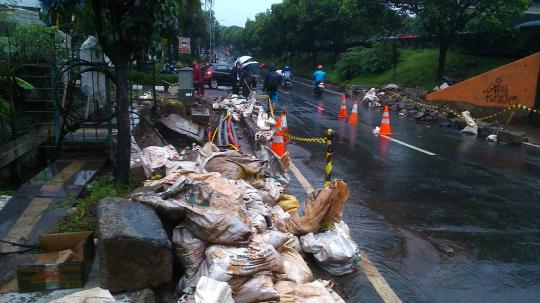 Ini jembatan di Jalan Tb Simatupang yang ambles