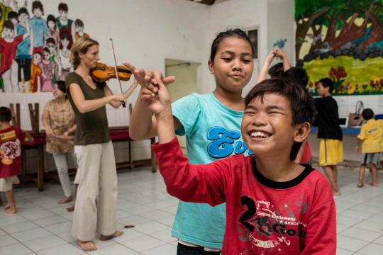 Aksi violis Italia Sara Michiel peduli anak jalanan di Indonesia