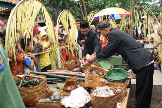 Tradisi jamasan pusaka dalam peringatan Maulid Nabi di Banyumas