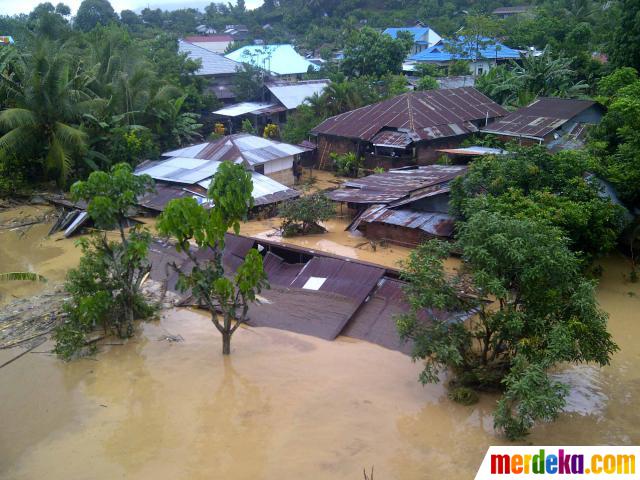 Foto : Ini parahnya banjir Manado merdeka.com