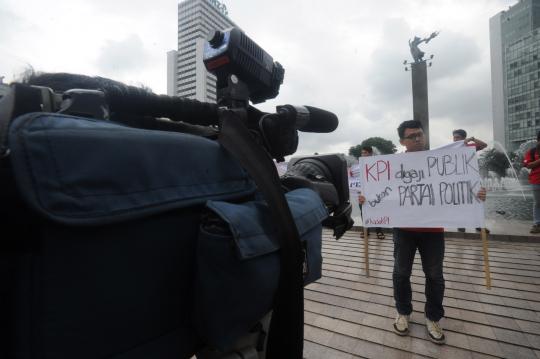 Demo acara TV politik, aktivis bawa kado untuk KPI di HI