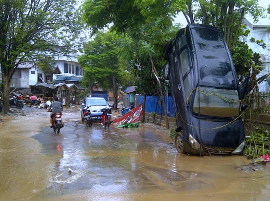 Dahsyatnya banjir Manado, mobil nyangkut pohon, jembatan putus