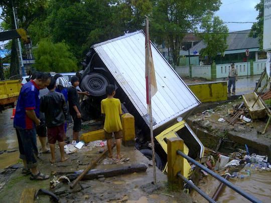 Dahsyatnya banjir Manado, mobil nyangkut pohon, jembatan putus