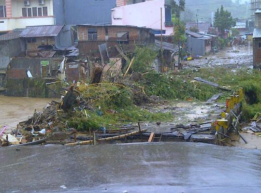 Dahsyatnya banjir Manado, mobil nyangkut pohon, jembatan putus