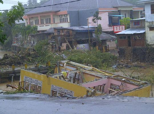 Dahsyatnya banjir Manado, mobil nyangkut pohon, jembatan putus