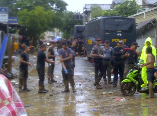 Dahsyatnya banjir Manado, mobil nyangkut pohon, jembatan putus