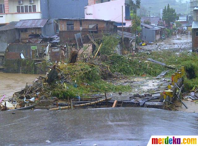 Foto : Dahsyatnya banjir Manado, mobil nyangkut pohon 