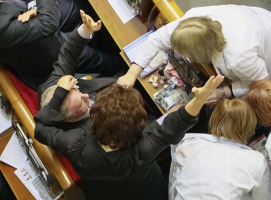 Bentrokan panas sesama anggota parlemen hiasi rapat APBN Ukraina