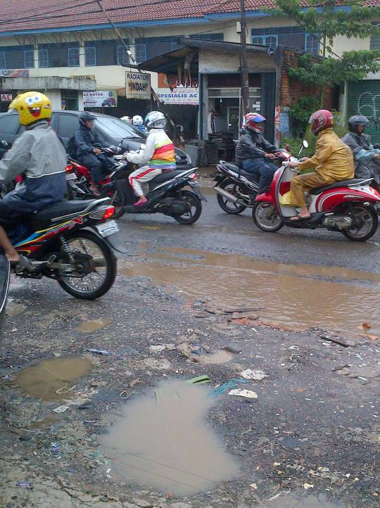 Jalan RE Martadinata di Pondok Cabe rusak, banyak kubangan air