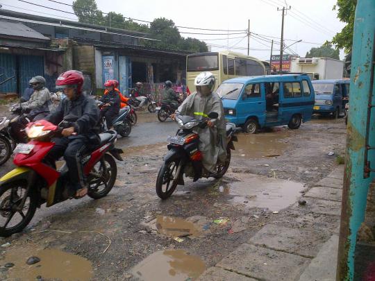 Jalan RE Martadinata di Pondok Cabe rusak, banyak kubangan air