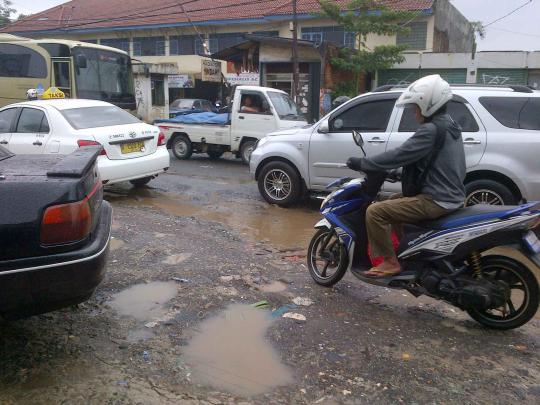 Jalan RE Martadinata di Pondok Cabe rusak, banyak kubangan air