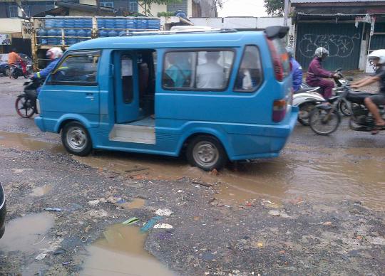 Jalan RE Martadinata di Pondok Cabe rusak, banyak kubangan air