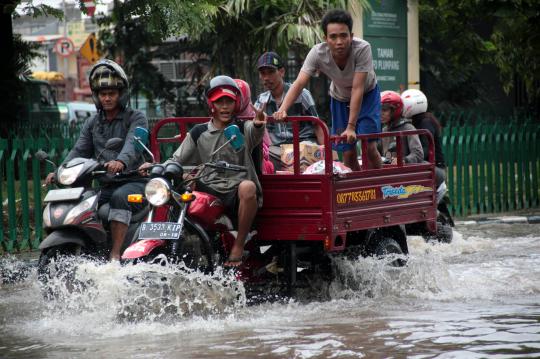 Pemandangan banjir masih menghiasi sudut Ibu Kota