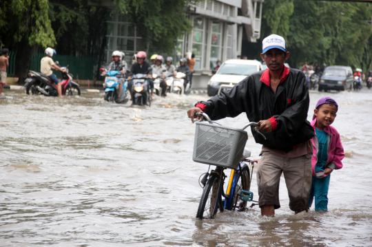 Pemandangan banjir masih menghiasi sudut Ibu Kota