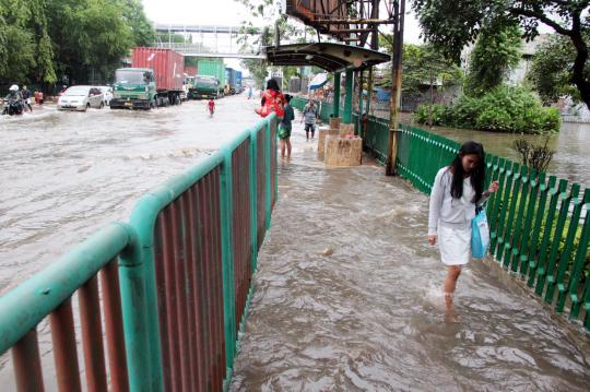 Pemandangan banjir masih menghiasi sudut Ibu Kota