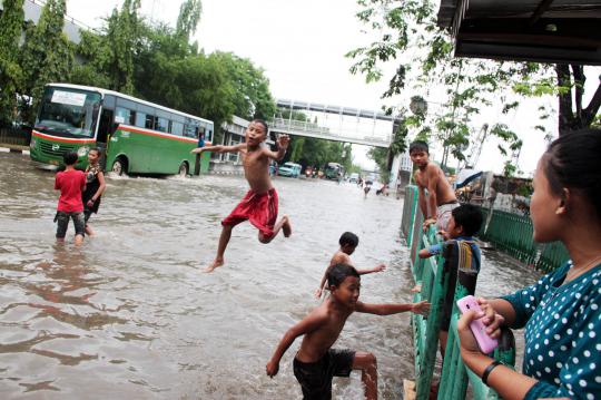 Pemandangan banjir masih menghiasi sudut Ibu Kota