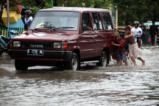 Pemandangan banjir masih menghiasi sudut Ibu Kota