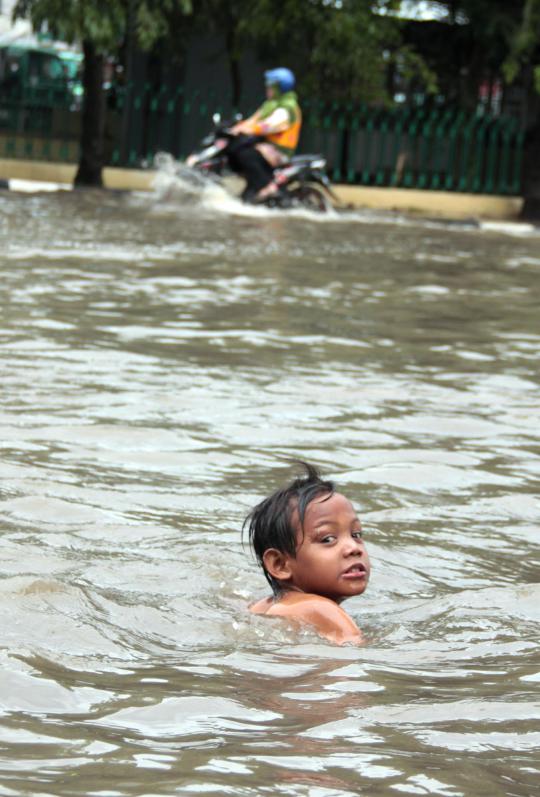 Pemandangan banjir masih menghiasi sudut Ibu Kota