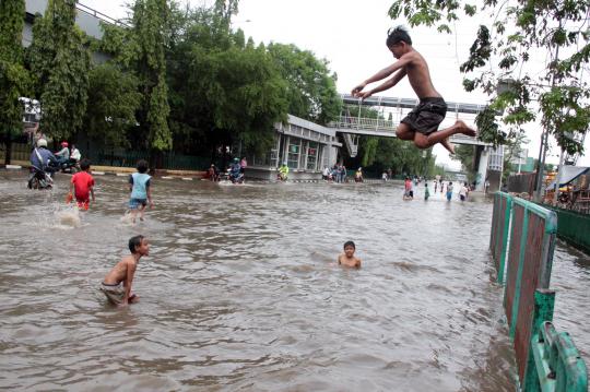 Pemandangan banjir masih menghiasi sudut Ibu Kota