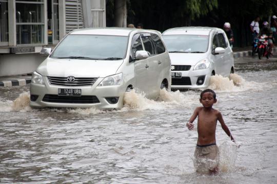 Pemandangan banjir masih menghiasi sudut Ibu Kota