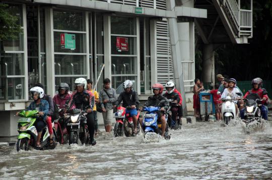 Pemandangan banjir masih menghiasi sudut Ibu Kota