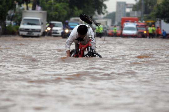 Banjir 30 cm rendam Jalan Boulevard, Kelapa Gading