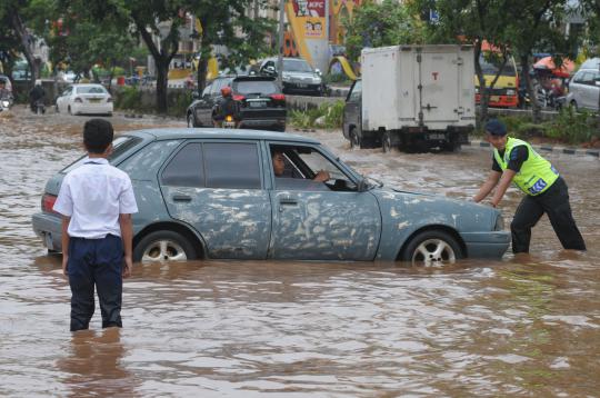 Banjir 30 cm rendam Jalan Boulevard, Kelapa Gading